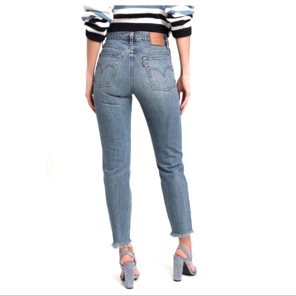💙Levi’s Premium Wedgie Fit high rise light wash jeans size 25